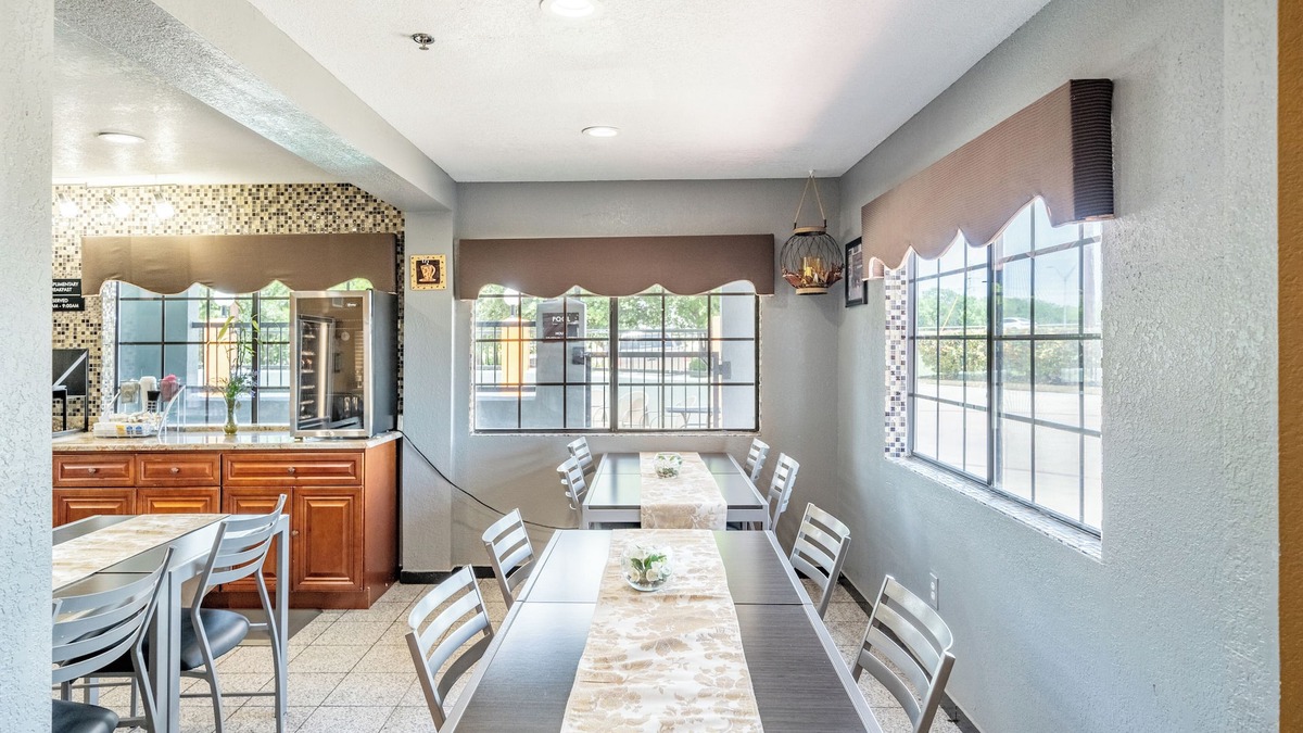 Pecan Valley Hotel | Super 8 by Wyndham San Antonio/Riverwalk Area
