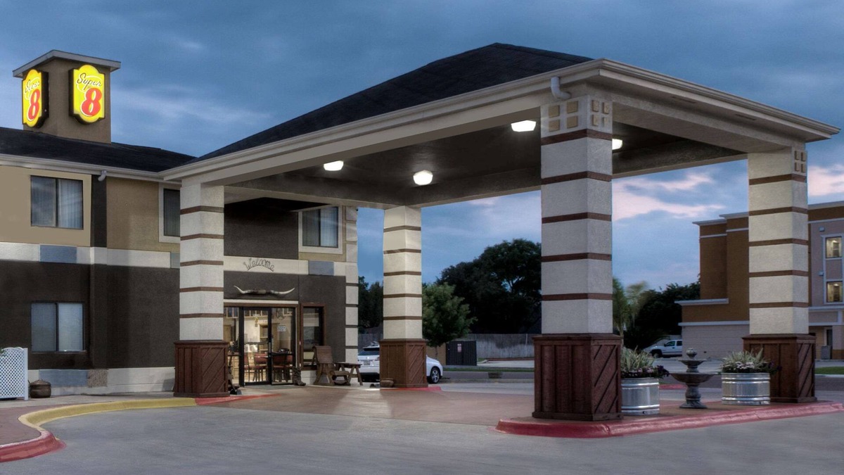 Victoria Hotel | Super 8 by Wyndham Victoria/North/Mall Area