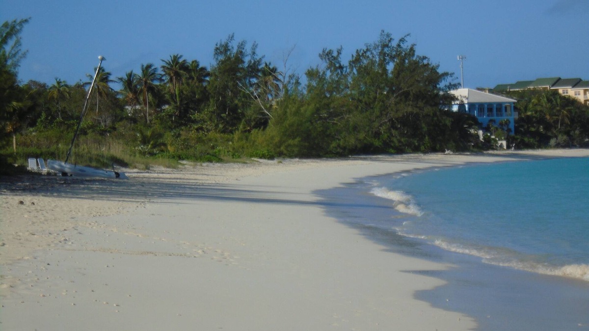 Great Exuma Apartment | SUPER BEACHFRONT- directly on HOOPERS BAY: large 4 bed 4 Bath APT for 8