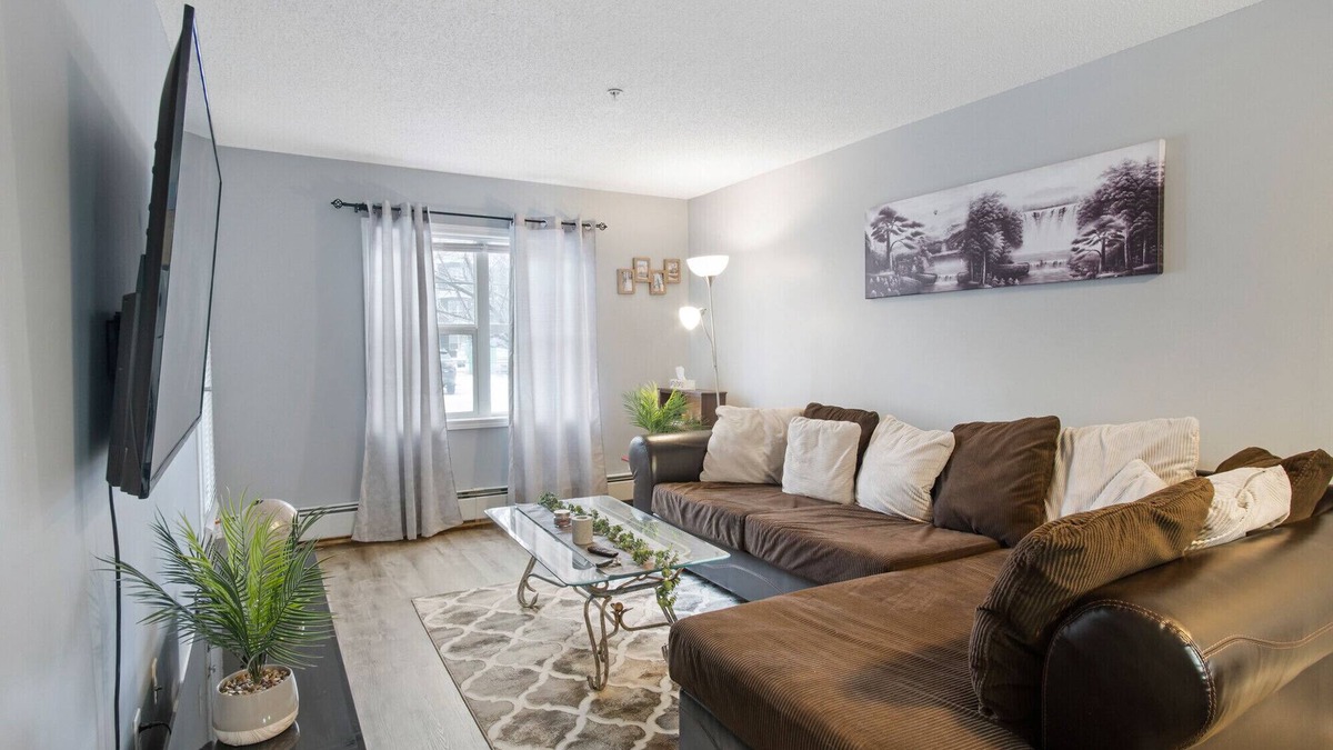 Southwest Edmonton Condo | ★Super Clean&Comfy,Netflix,Prkg.Very Trendy ★