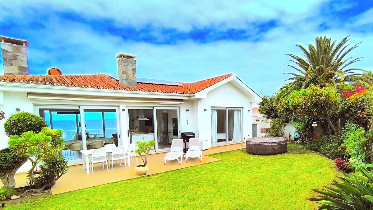 Los Realejos Villa | Super Comfortable Nature Villa in front of the SEA, with Jacuzzi and Sauna.