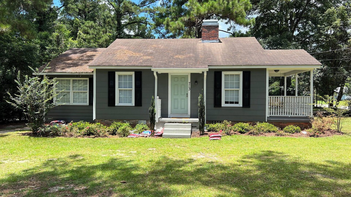 Thomasville House | Super Cozy Cottage is updated, fully stocked and close to Downtown Thomasville!