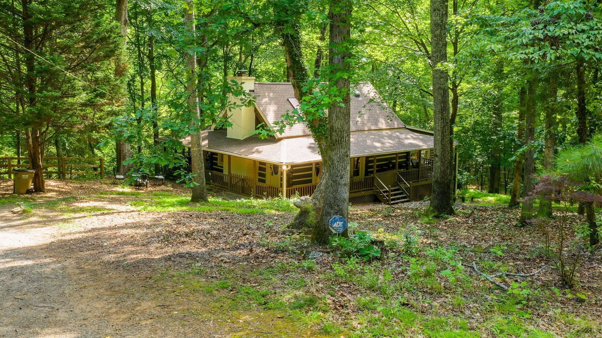 Cumming Cabin | Super Cozy,Rustic 2bd/2ba/10 cleaning fee