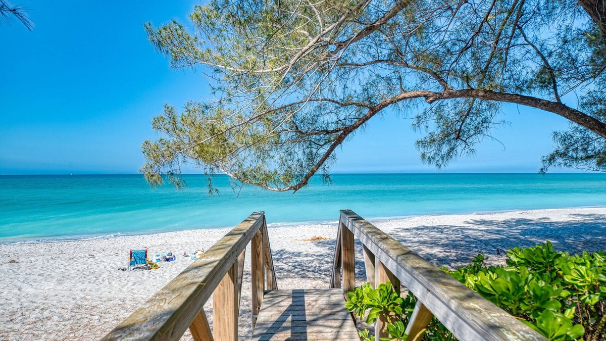 Englewood Apartment | Super cute, fun studio steps from everything beachy. Gecko House Manasota Key.