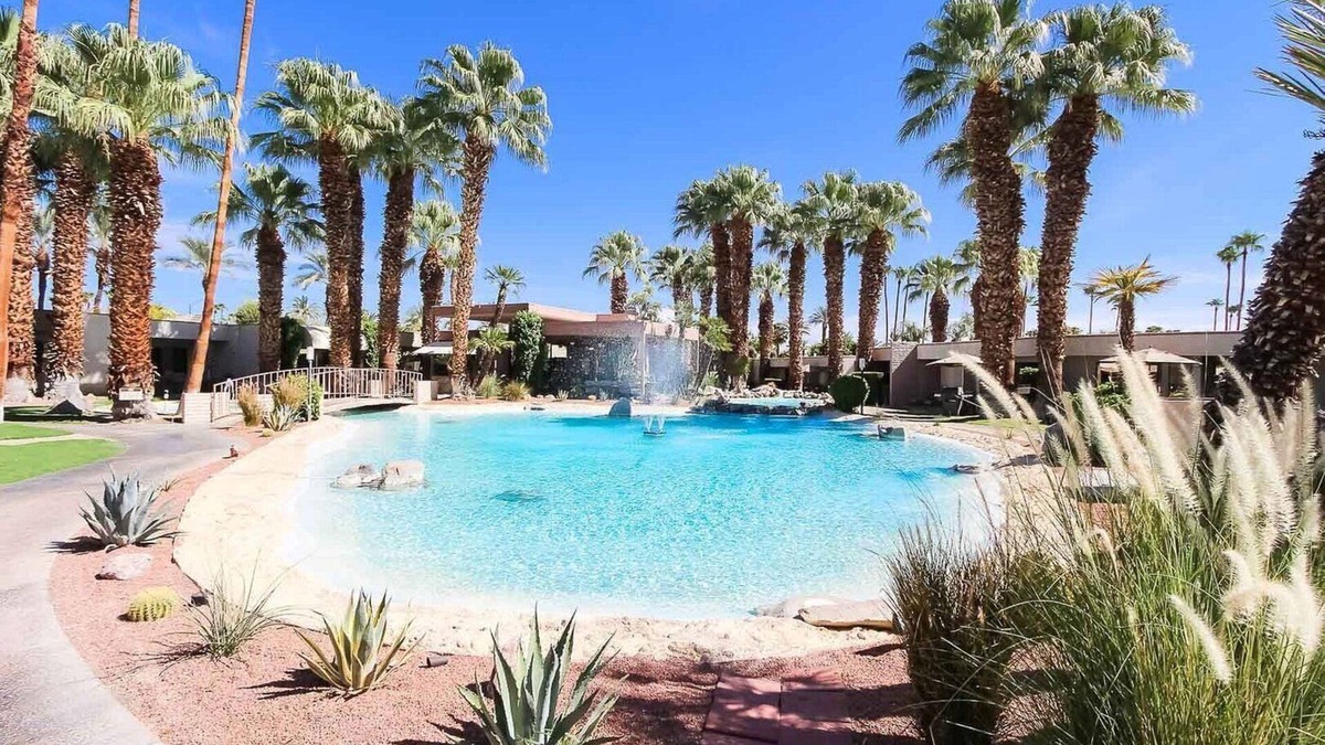 Araby Commons Condo | Super Deluxe Palm Springs Condo