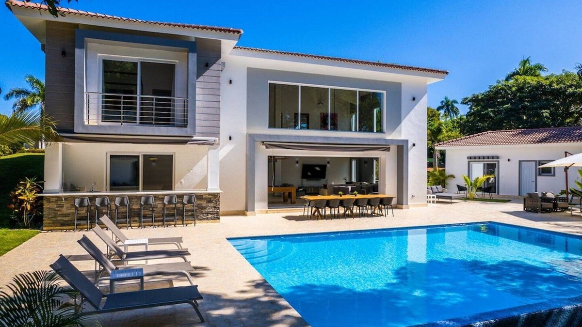 Urbanizacion Tavarez Villa | Super-luxury guest-friendly mansion in central Sosua, private pool