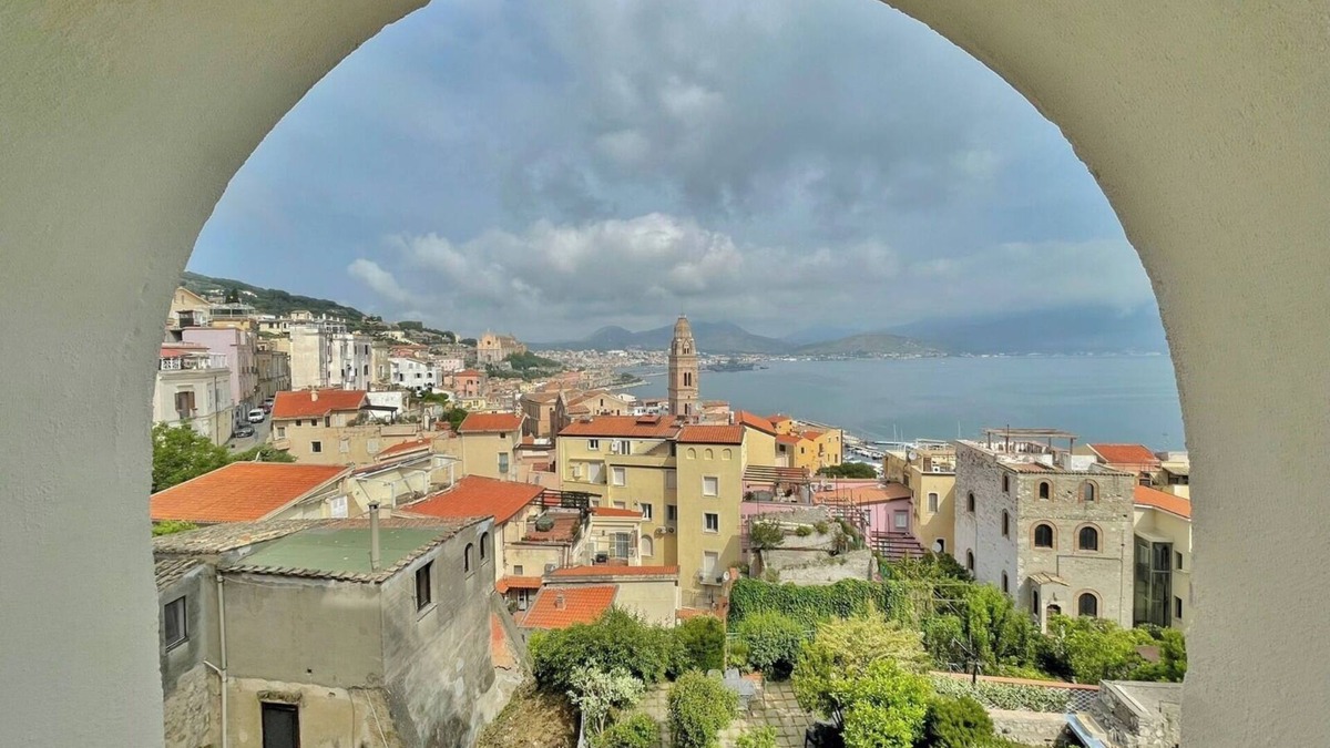 Gaeta Apartment | Super panoramic apartment with large terrace in medieval Gaeta.