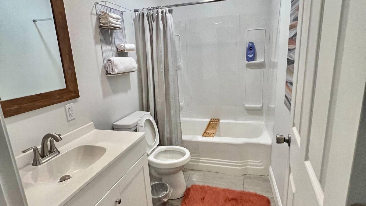 Shreveport House | Super Spacious 3 Bedroom House, w/2 Living Rooms and Close to Everything