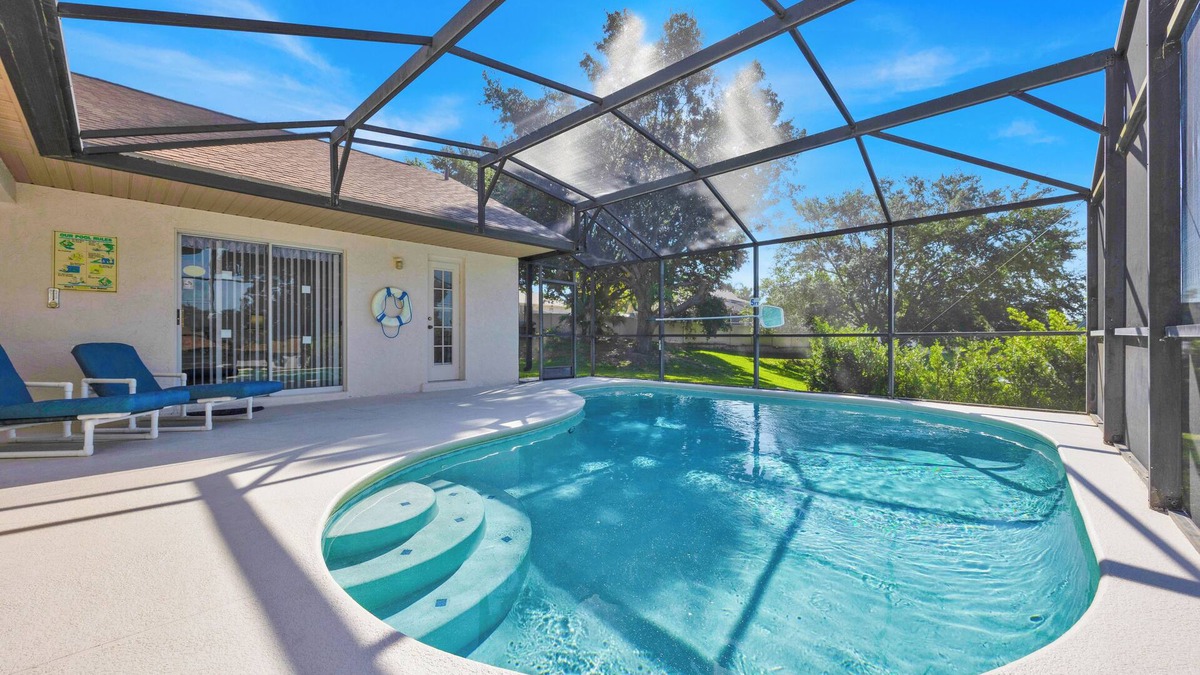 Greater Groves Villa | ‘Super spacious’ Pool villa. 400Mb wifi, 4K TV, Roku,Fully Licensed & Insured.