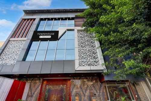 Faridabad Hotel | Super Townhouse ESIC Medical College Faridabad Formerly Royal Mountain