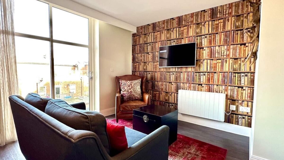Poole Apartment | Super Trendy Apartment - Free Parking & Fast WiFi