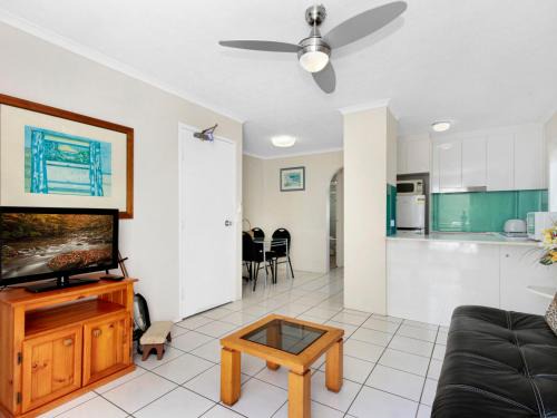 Burleigh Heads Apartment | Superb 1 Bedroom Apartment near the Beach