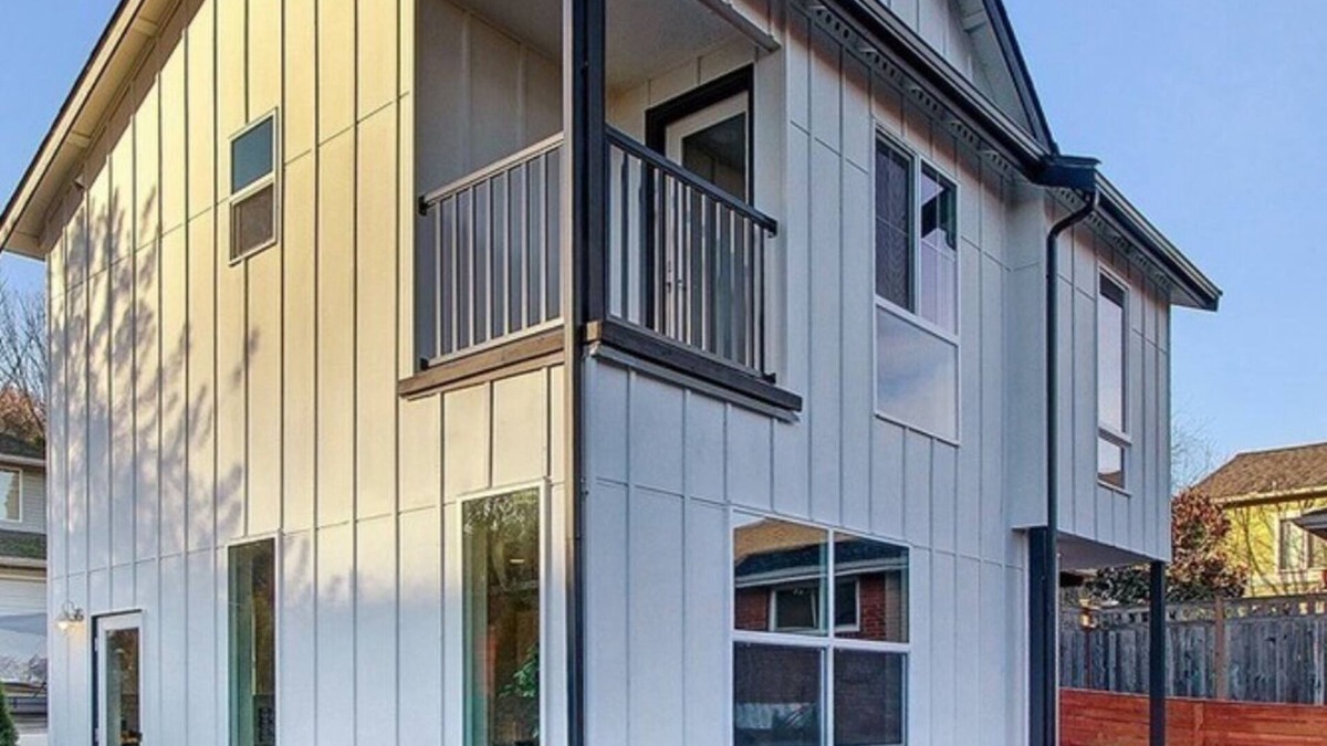 Southeast Magnolia House | Superb 2-bedroom house with AC, private yard & off street parking in Seattle