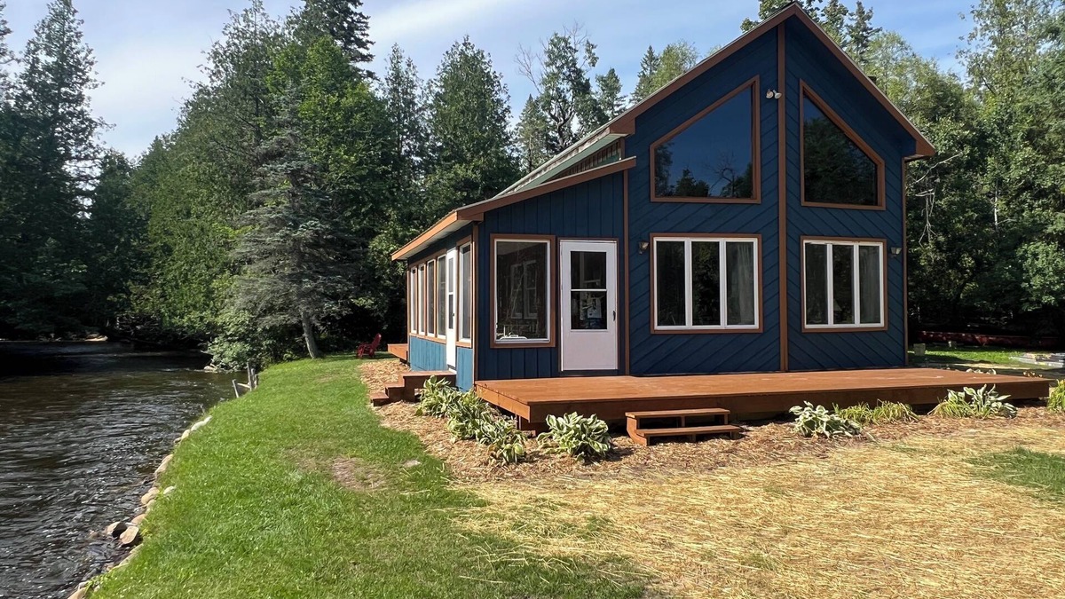 Wolverine House | Superb 3-bedroom house in Wolverine on the sturgeon river