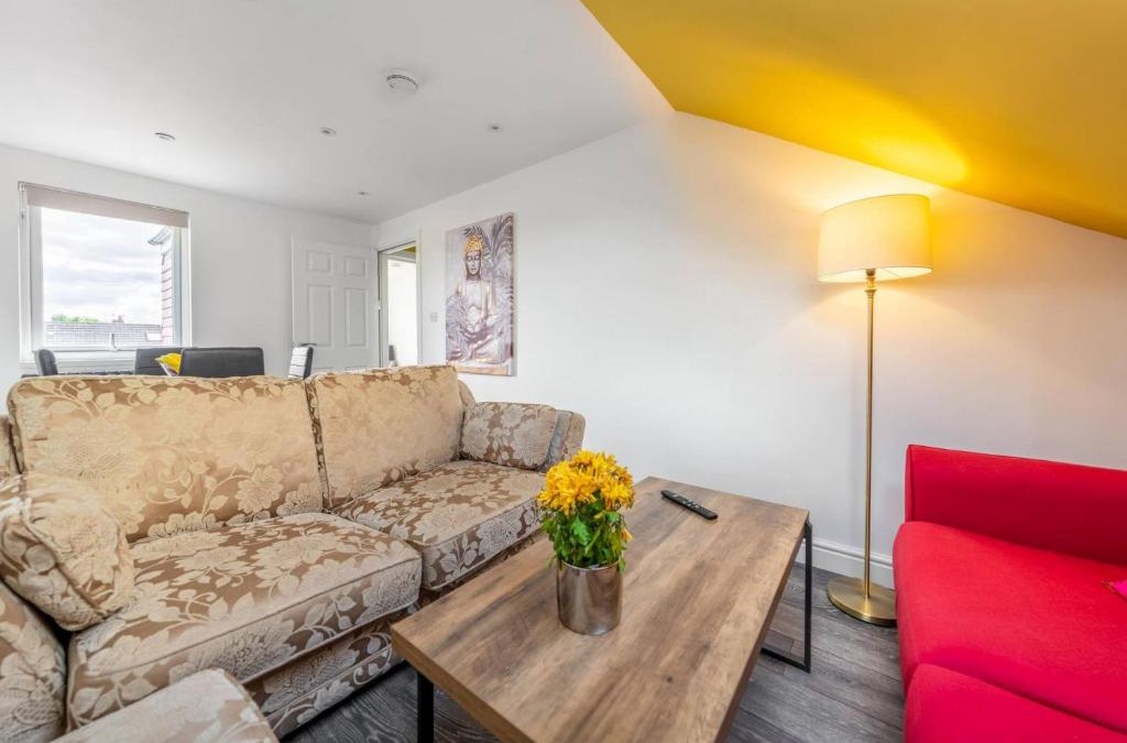 Southall Broadway House | Superb 3BD Home in the Heart of Southall -Sleeps 8