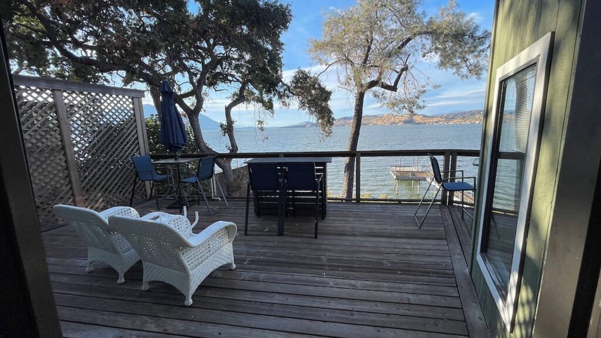 Clear Lake House | Superb 5-bedroom house on the lake in charming Lower Lake, family & pet friendly