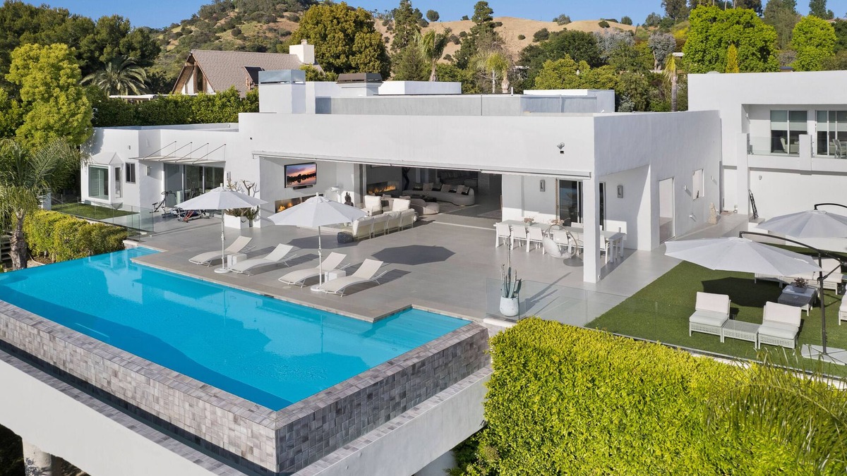Beverly Hills House | Superb 6-bedroom exquisite contemporary masterpiece in Beverly Hills.