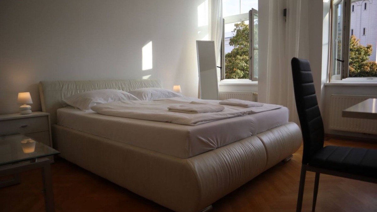 Favoriten Apartment | Superb 7BR Apt. For 22 People Near Hauptbahnhof
