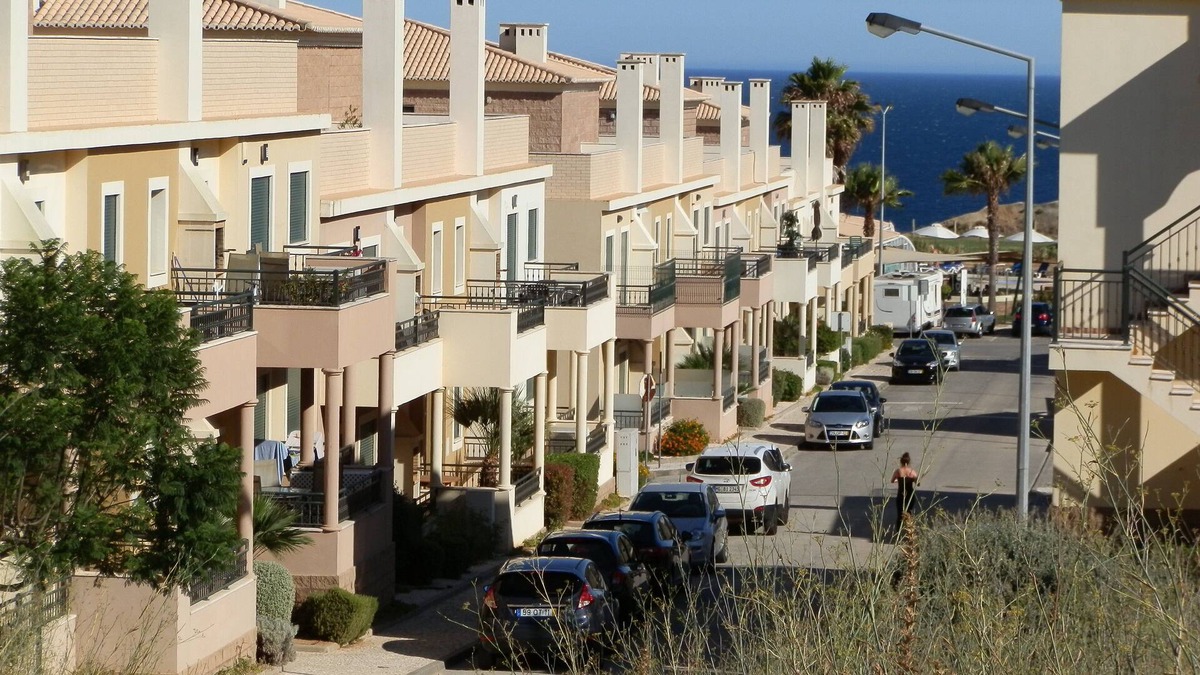 Burgau Apartment | SUPERB APARTMENT WITH FAST WI-FI, BALCONY, SHARED POOL AND SHORT WALK TO BEACH.