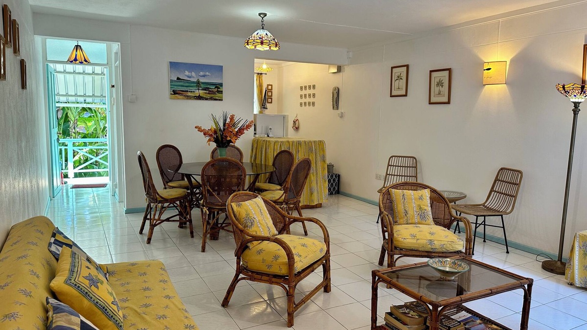 Pereybere Apartment | Superb apartment with pool, 3 minutes walk to beaches, restaurants & amenities