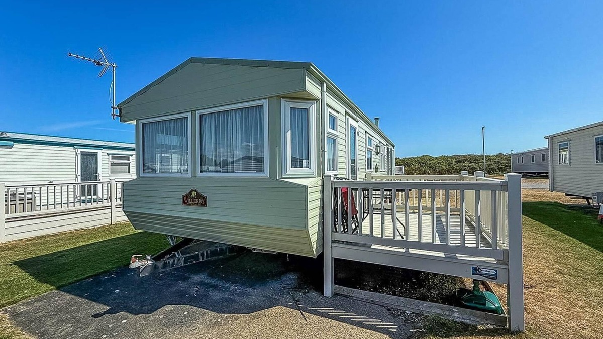 Kessingland House | Superb caravan with decking at Kessingland Beach in Norfolk ref 90038TD