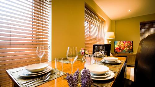 Southampton City Centre Apartment | Superb City Center 1 or 2 BR Apts King Bed