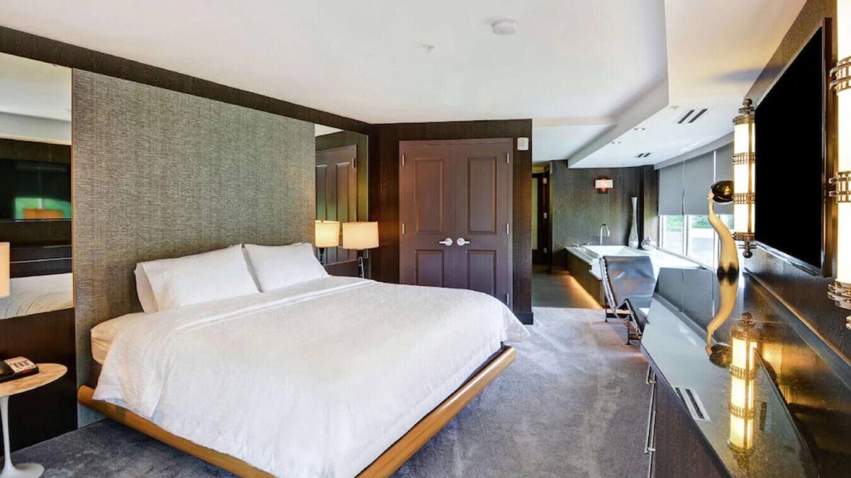 Crabtree House | Superb Executive King Suite w/ Top Amenities!