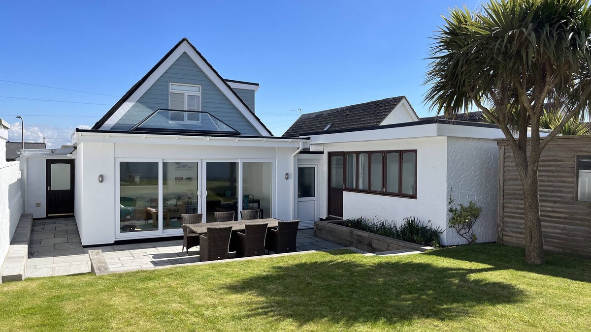 Rhosneigr House | Superb family getaway, sleeps 8, pet friendly, south facing garden near beaches