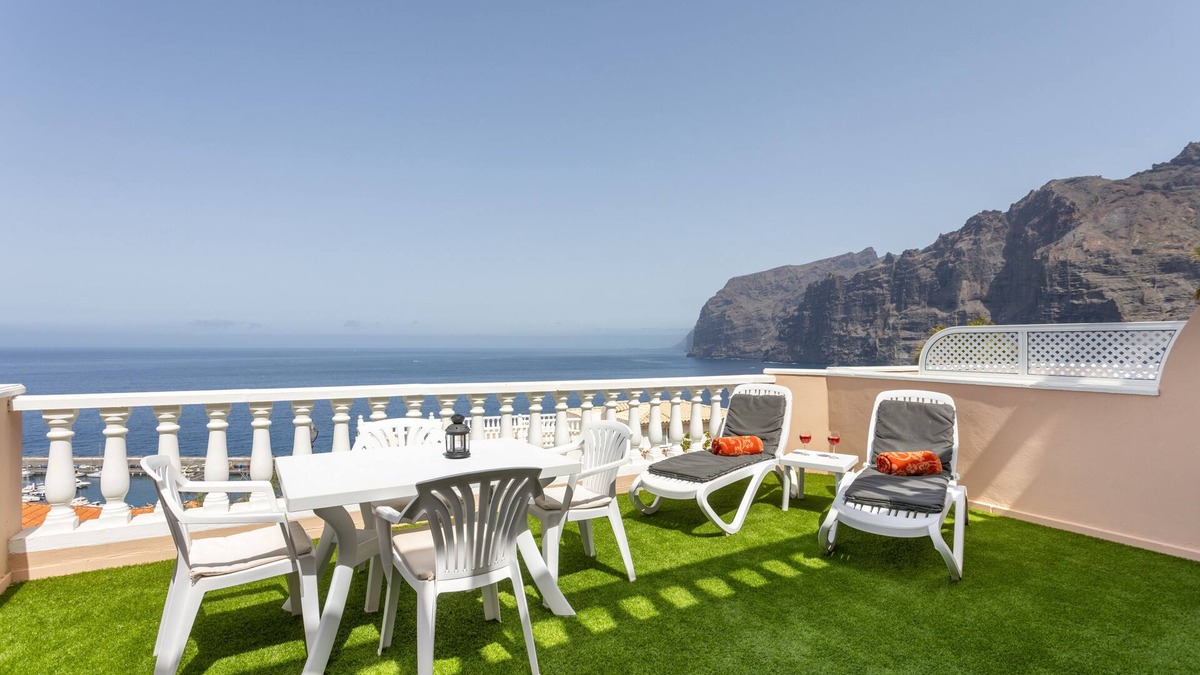 Los Gigantes Apartment | SUPERB LOCATION - PANORAMIC SEA & CLIFF VIEWS - WIFI - SATELLITE TV- SKY TV