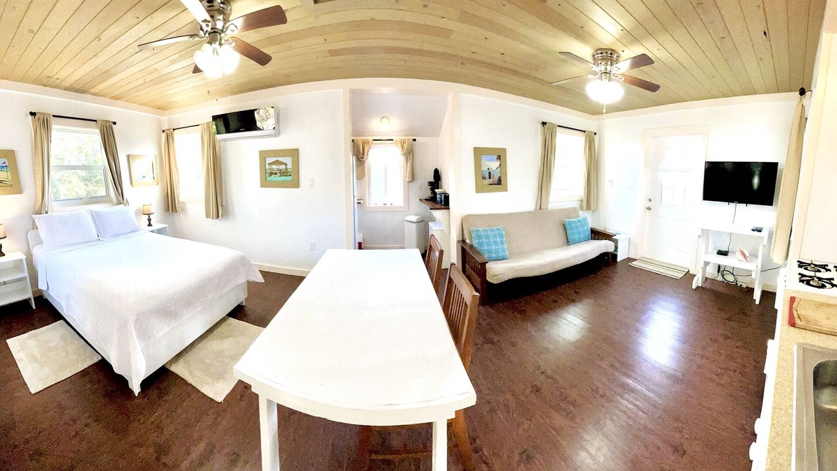 Alice Town House | Superb Location/Walk to Beaches-Bars- Restaurants/AC/Bahamian Owned.