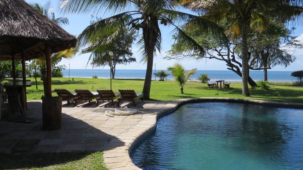 Inhambane Province House | Superb lodge with AC in Inhassoro - 9 bedrooms available