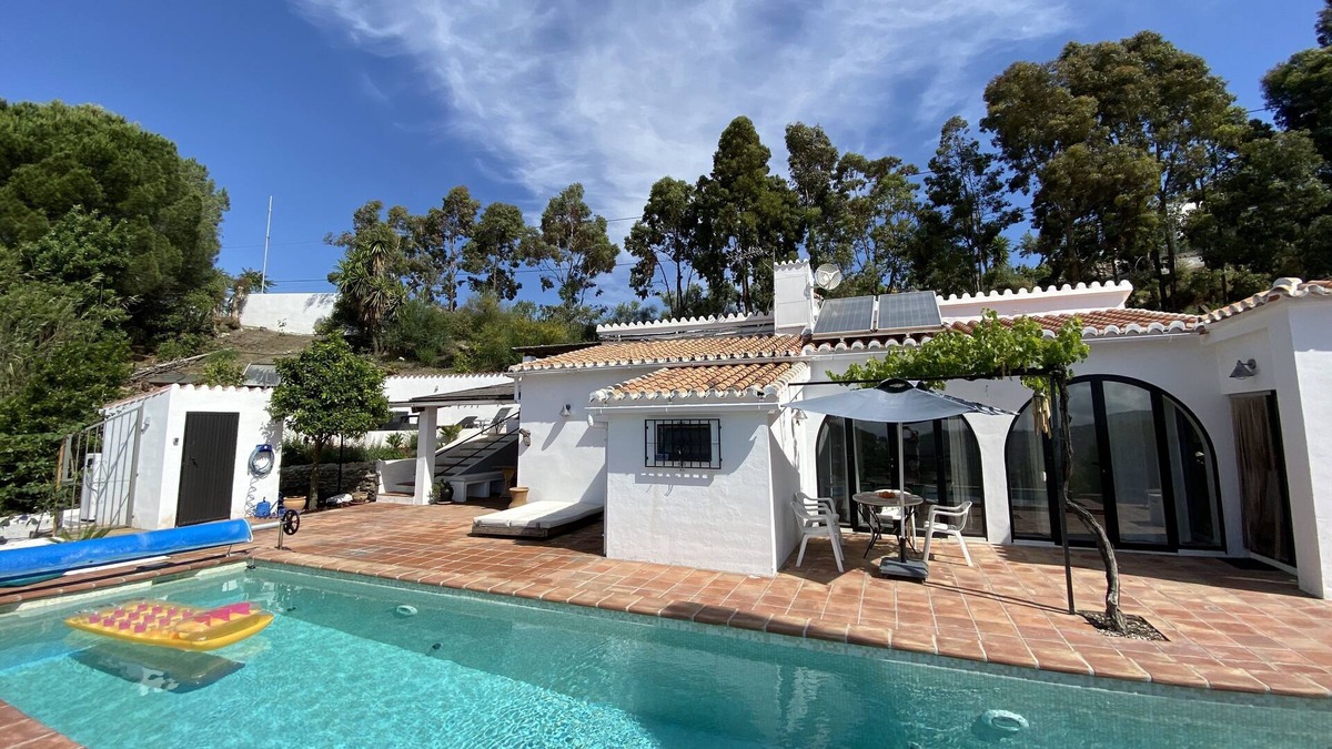 Competa Villa | Superb three bedroom south facing villa with lovely swimming pool.