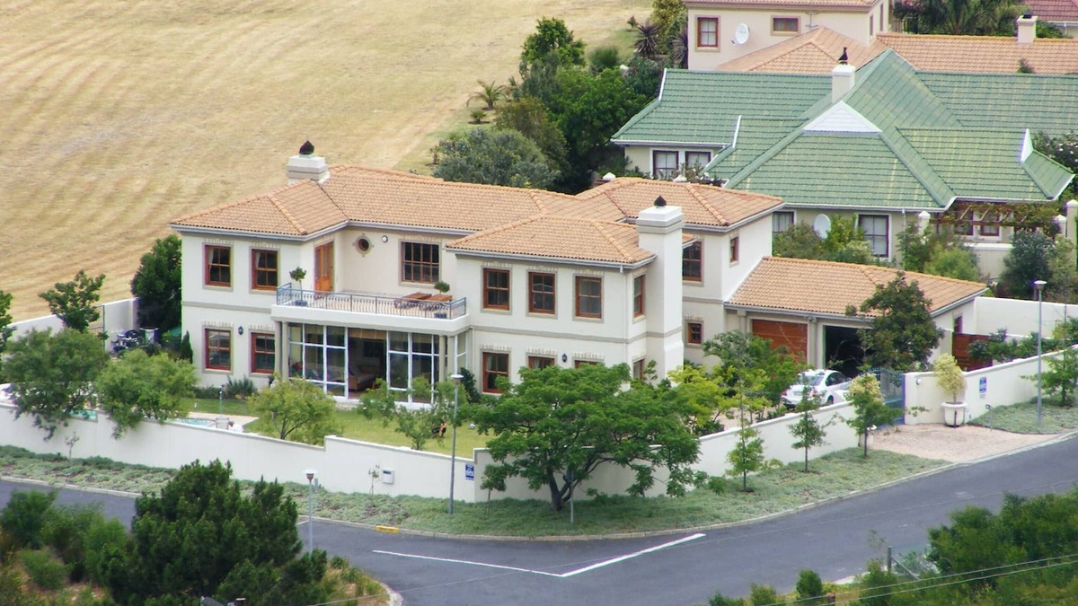 Hermanus Villa | Superb villa with private heated pool, 27-hole golf course nearby.