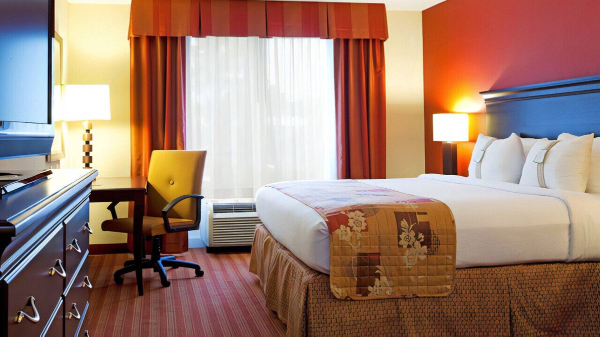Orange Park House | Superbly Relaxing Room Enjoy On-Site Restaurant