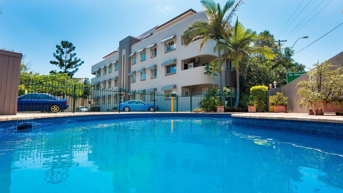 Clayfield Apartment | Superior 2-bedroom at Hampton Court Apartments