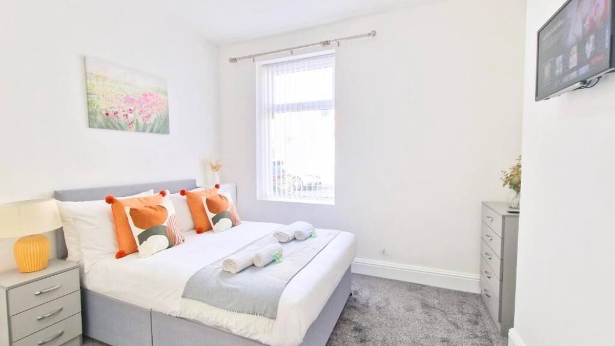 Burnley Apartment | Superior Double Room Ensuite with Shower Room 2