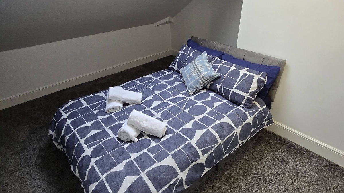 Brierfield Apartment | Superior Double Room Ensuite with Shower Room 6