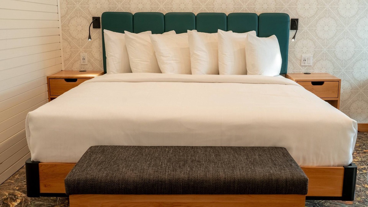 Banff Apartment | Superior King Room in Banff! Free Parking