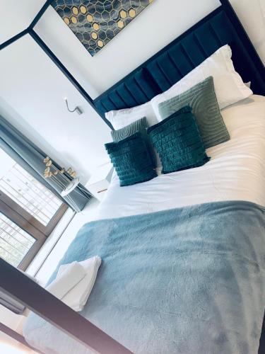 St Albans Apartment | Superior Large Suite Luxury Living City Apartment, 2 Kingsize Bedrooms Business Suite - Free WiFi