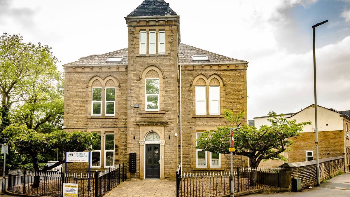 Huddersfield Apartment | Superior Two Bedroom Apartment with En-suite