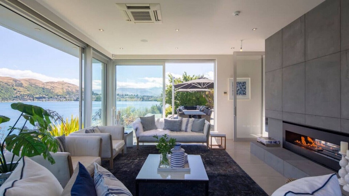 Kelvin Heights Villa | Supreme Lakefront - private lakefront villa