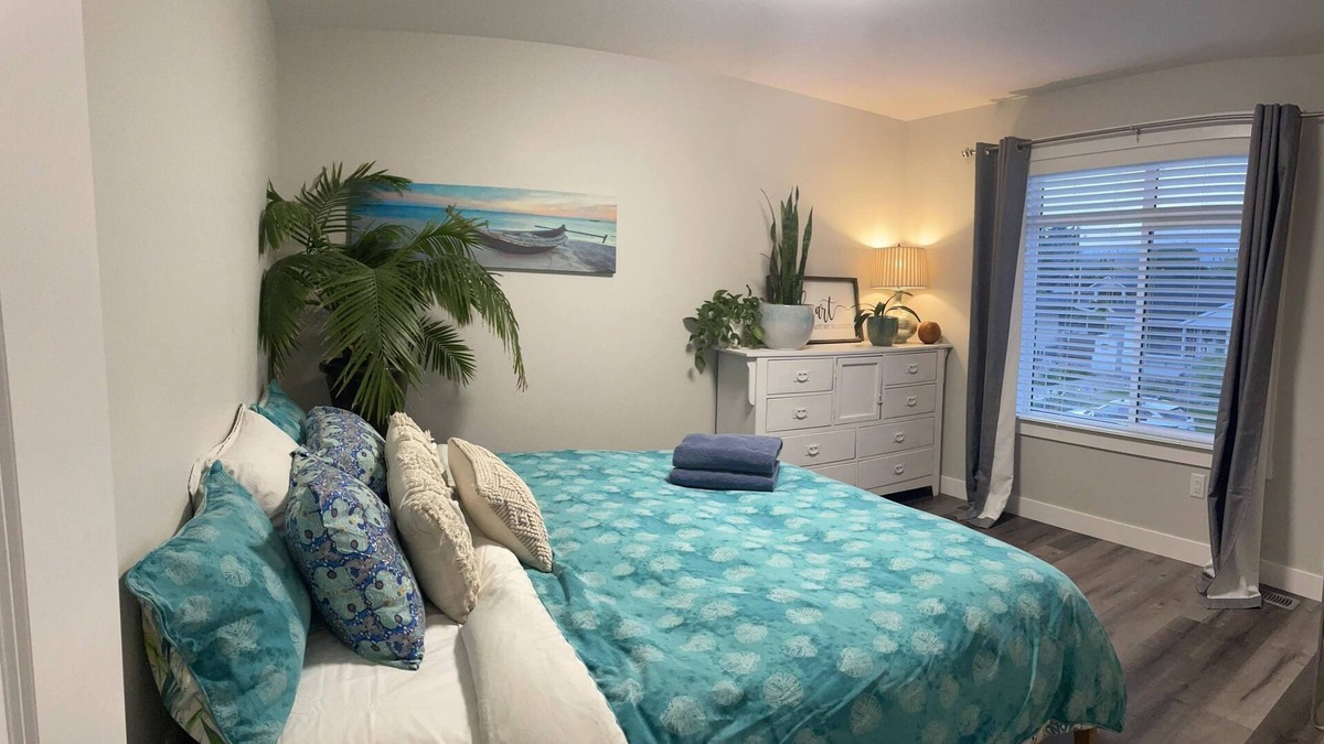 South Central House | SUPREME LOCATION, Right Downtown Walk to Beaches & Restaurants. Tranquil Patio