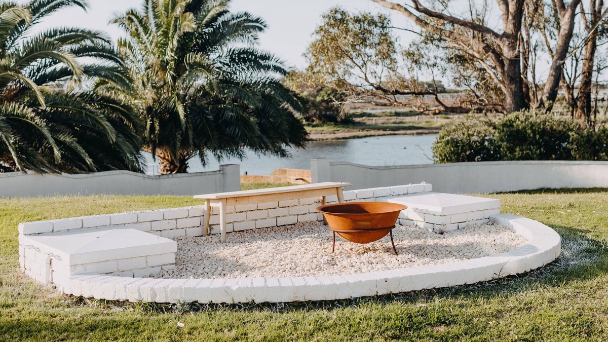 Wonnerup House | Sur Isle Estate. 11 bed entertainer, walk to local beach