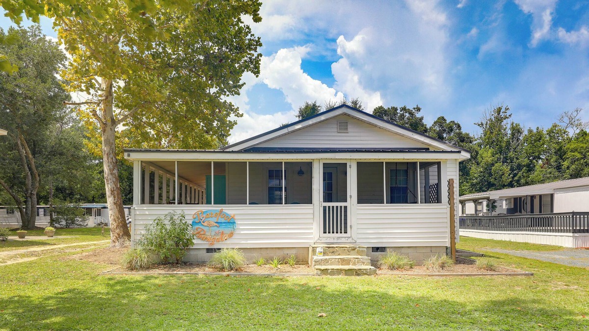 Holly Ridge Cottage | Surf City Cottage w/ Spacious Deck - 2 Mi to Beach