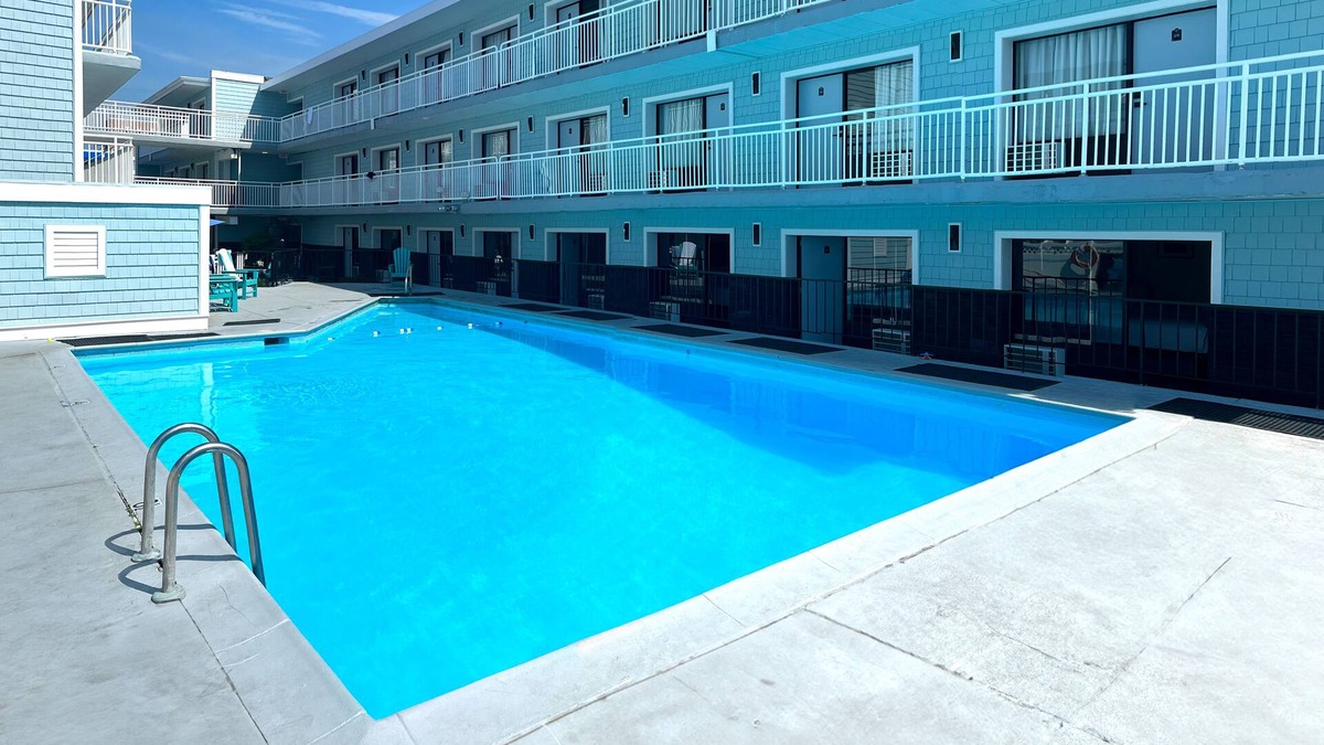 North End Hotel | Surf Club - King Bed, 2 Mins to OC Beach & POOL