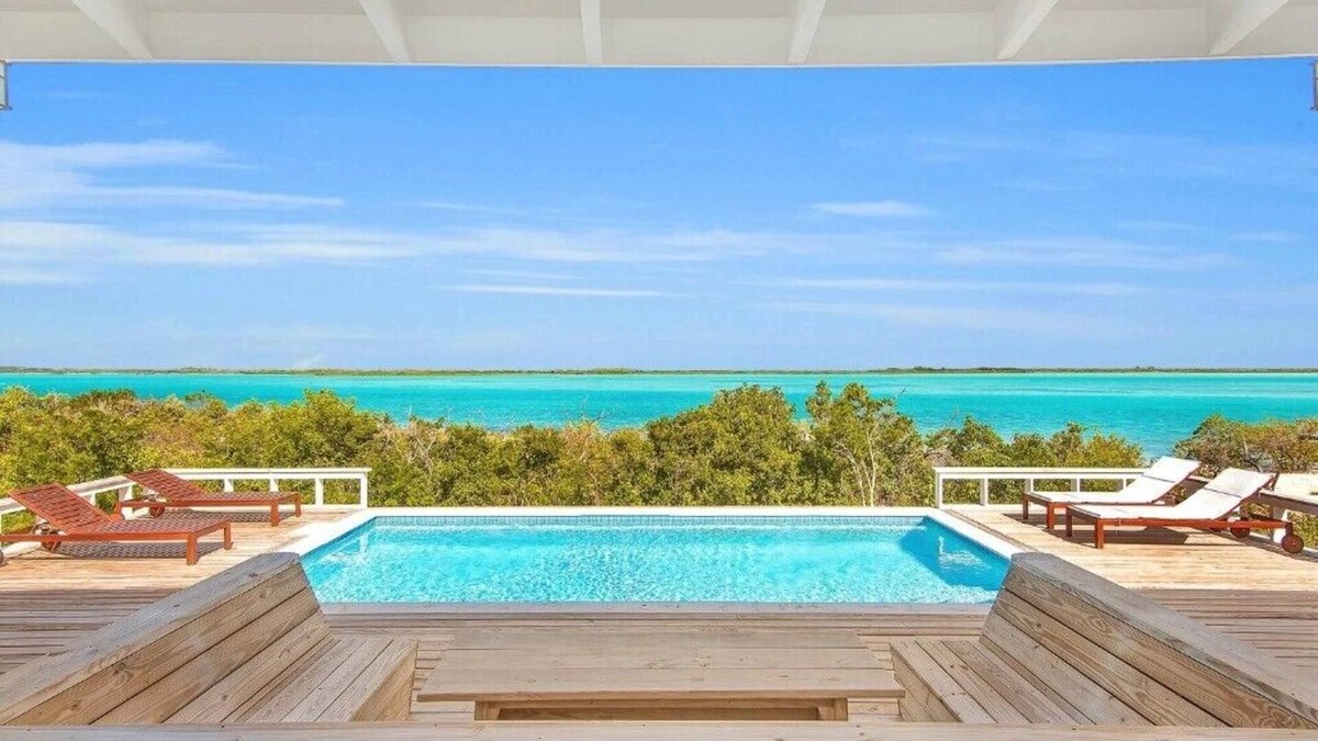 Hartswell House | Surf House: 4BR Beachfront w/pool