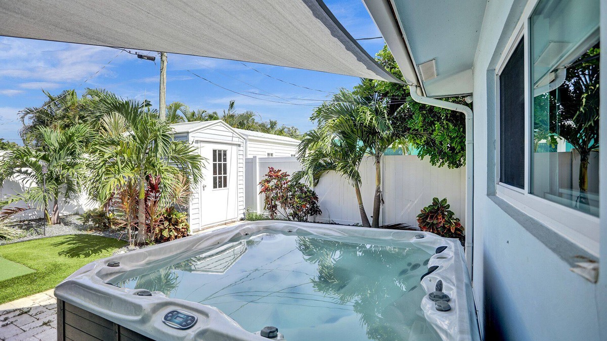 Harbor Village House | Surf N Turf 5 minutes to the beach & Glow in the Dark putting green
