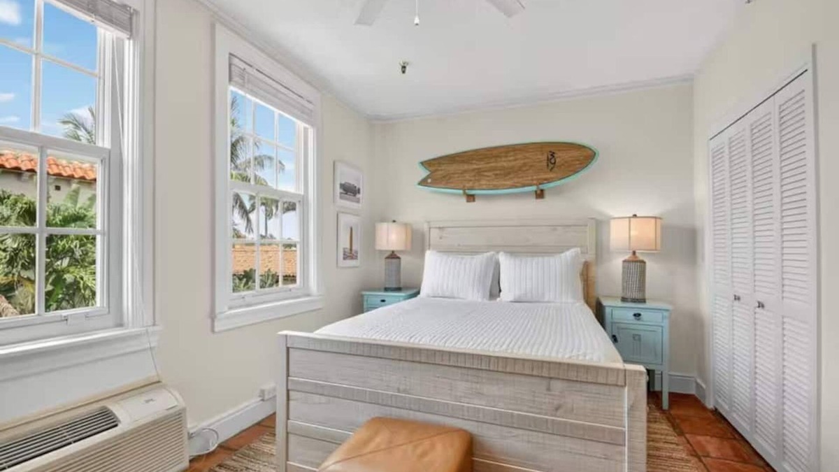 Palm Beach - West Palm Beach Condo | Surfs Up Palm Beach Steps To Beach Heated Pool