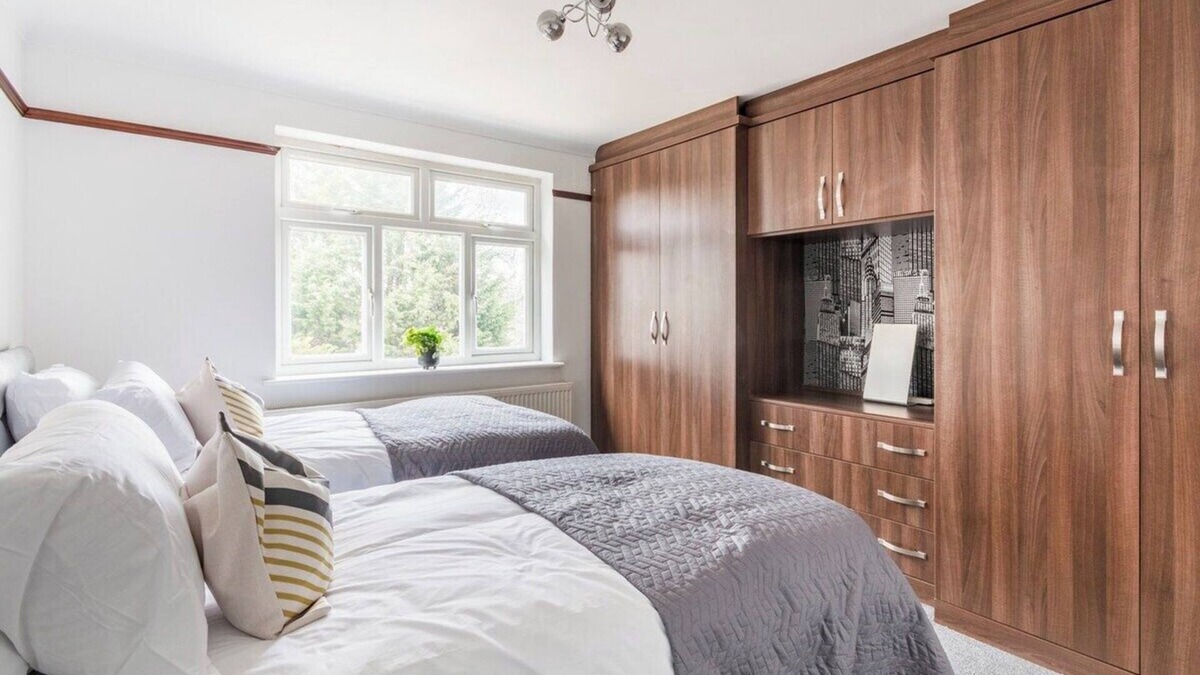 Coulsdon West House | Surrey Stays - 4 bedroom house, 2 bathrooms, close to Gatwick Airport