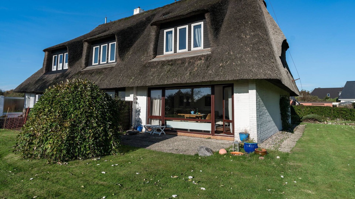 Kleinmorsum House | Surrounded by a large garden, the thatched roof house also impresses on the inside